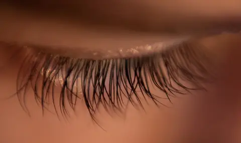 Жената с рекордно дълги мигли: Историята на Ю Цзянся и уникалното ѝ постижение - 1