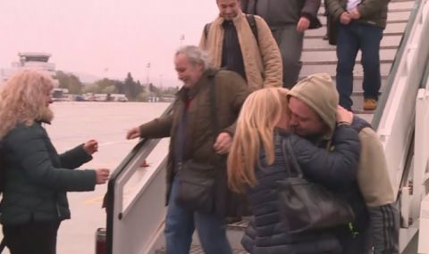 Моряците от "Царевна" са на българска земя, кацнаха на летище Варна  - 1