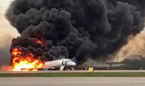 Пътник блокирал пламналия руски самолет, за да вземе багажа си - 1