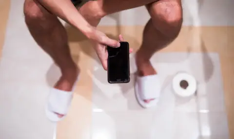 Седенето на тоалетната с телефона увеличава риска от хемороиди - 1