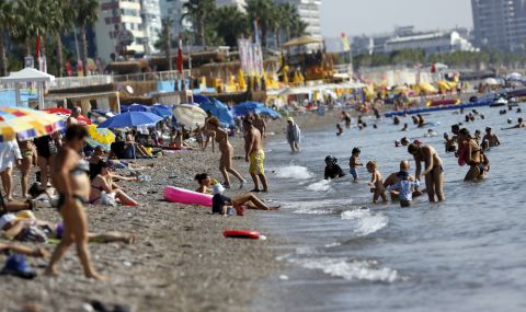 Турците в туризма настояват за испански заплати - 1