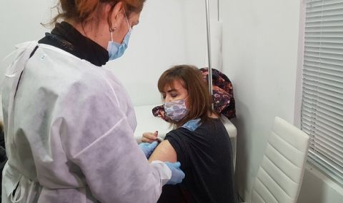 Имунизирането на учителите започна от Бургас - 1