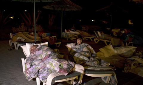 Паника в Гърция. Местни и туристи спят на открито (СНИМКИ) - 1