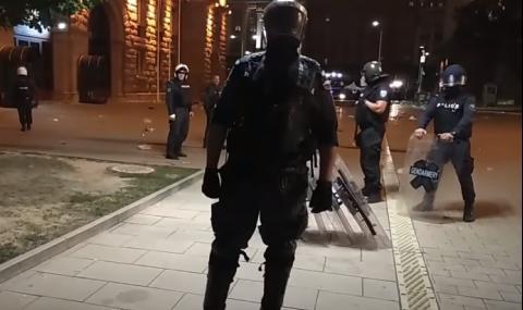 Полицай заплашва датчанин, отразяващ протеста: БЕгай, щот' ще ти набия шамарите! (ВИДЕО) - 1