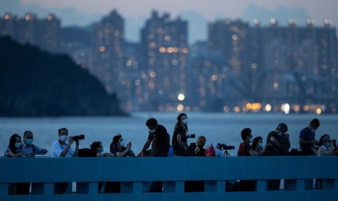 Разхлабване! Хонконг отменя от утре повечето от противоепидемичните мерки, но маските ще останат задължителни - 1