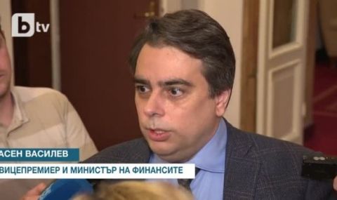Червен картон от Асен Василев: Няма окончателно решение как ще се вдигнат пенсиите - 1
