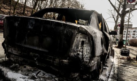 Подпалиха автомобил на македонско консулство - 1