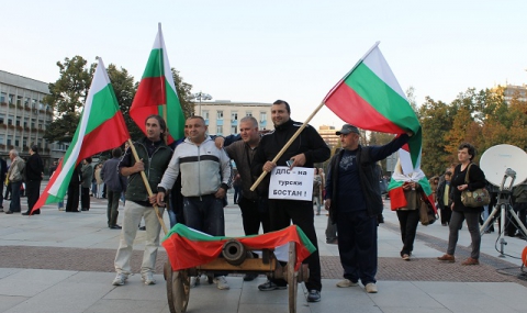 С яйца и камъни протестираха в Габрово срещу ДПС - 1