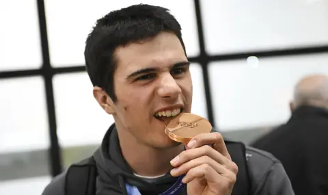 Тервел Замфиров разсмя всички на летището с остроумна шега след олимпийския си триумф (ВИДЕО) - 1