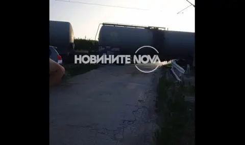 Влак с цистерни удари джип с дядо и внучка на жп прелез край Велико Търново - 1