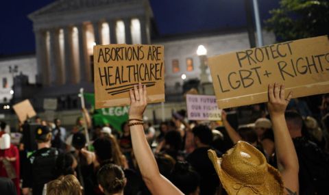 Стотици протестираха във Вашингтон срещу решението на Върховния съд на САЩ за правото на аборт - 1