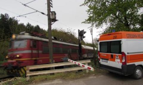 Влак отнесе кола, двама са тежко ранени - 1