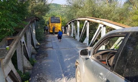 Автобус заседна и затвори мост във Врачанско - 1