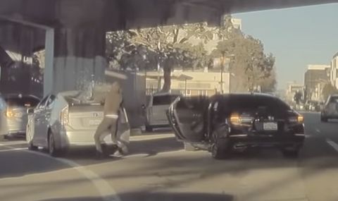 Камера на Tesla засне как крадци разбиват Toyota на светофар (ВИДЕО) - 1