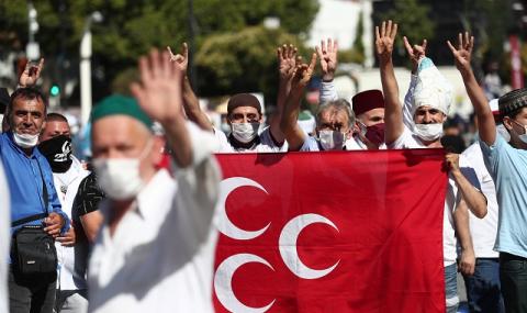 Пред "Св. София" в Истанбул се събират хиляди мюсюлмани за първия петъчен намаз от 86 г. (НА ЖИВО) - 1