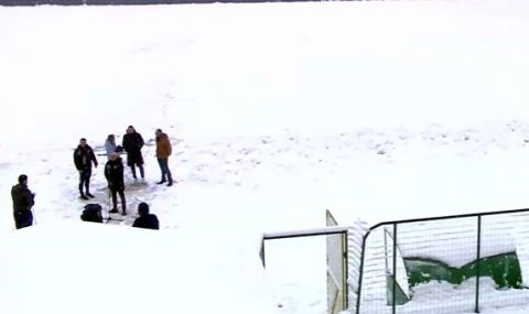 Военна техника помага при почистването на снега от стадион "Христо Ботев" във Враца - 1