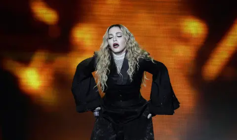  Мадона падна на сцената по време на турнето си (ВИДЕО) - 1