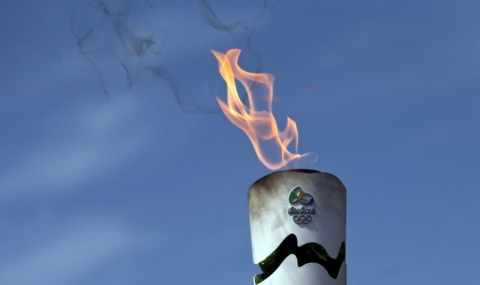 Мъж се опита да угаси олимпийския огън с пожарогасител - 1