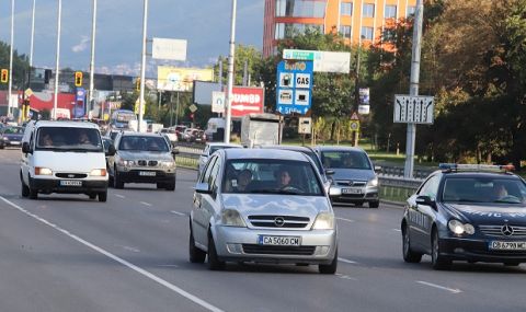 Над 600 души вече платиха данък МПС в София - 1