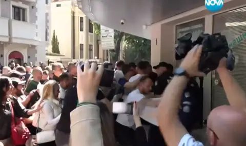 Напрежение в Пловдив: Близки на 6-годишния Ангел щурмуваха клиниката, в която почина след лечение на зъби - 1