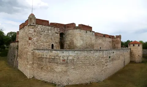 After renovation for over 1 million euros: Cracked tiles and a non-working platform near the Baba Vida fortress  - 1