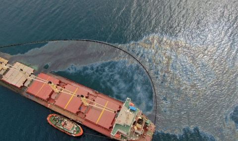 Разливът от гориво в Гибралтарския проток е стигнал до испанския бряг - 1