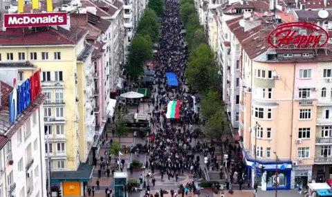 "Силна България в силна Европа": ПП-ДБ закри кампанията си с шествие в центъра на София