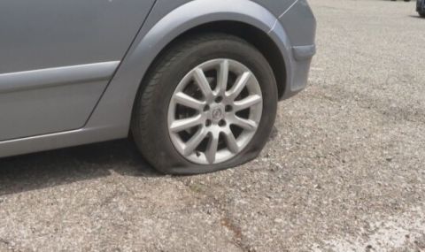 Роми пукат гуми на коли по паркингите на хипермаркети в Пловдив - 1