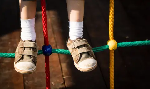 Пожарникари спасиха дете, заклещило се на площадка в Плевен - 1