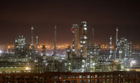 Цените на петрола скочиха след провала на преговорите между САЩ и Иран и заплахата на Тръмп да блокира Ормузкия проток