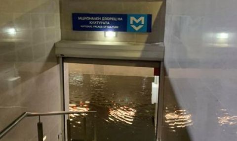 Подадоха 150 сигнала след бурята в София - 1