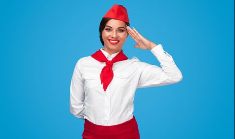 Защо стюардесите държат ръцете си винаги в тази позиция? - 1