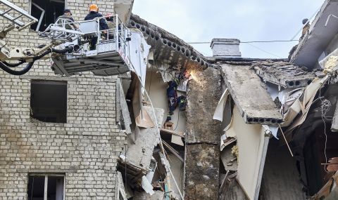 Двама цивилни загинаха при удар на украинските въоръжени сили по жилищна сграда в Херсон - 1