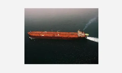 Китай пуска на вода първия в света супертанкер за петрол, работещ с метанол - 1