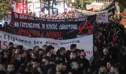 На улицата! Недоволни полицаи протестираха в Атина след инцидент с техен колега - 1