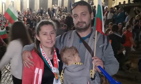 Спряха детските на активист на "Да, България" в Хасково, протестирал с децата си - 1