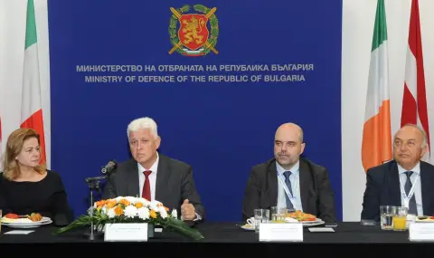 Военният министър: Заплатите в администрацията падат с 10%, без съкращения на военнослужещи