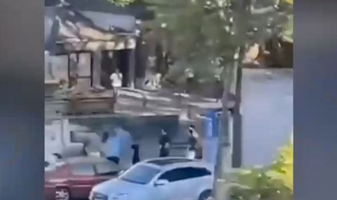 В Северна Македония: Издирването на мъжа, който рани фен на "Левски" продължава - 1