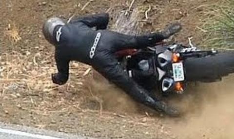 22-годишен мотоциклетист бере душа след падане в канавка - 1