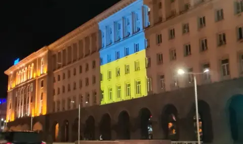 Инициатива на Тагарев: Осветяват сградите на МС и НС в цветовете на украинското знаме - 1