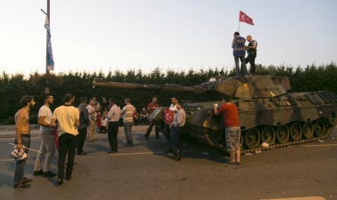 В Турция издирват десетки военни - 1