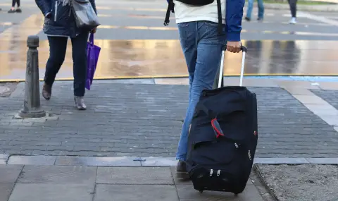 Сигнал за изоставен куфар във Варна, полицията подготвя взрив - 1