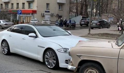 Сблъсък на епохите: Москвич попадна в катастрофа с Jaguar - 1