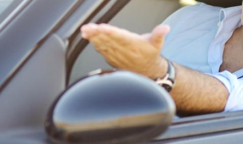 Съдят шофьор, нахвърлил се на "забърсалата го" колежка - 1