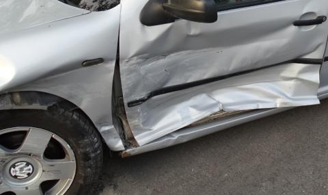 Шофьор потроши 4 паркирани коли в Пловдив и избяга - 1