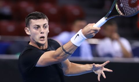 Александър Лазаров стартира с победа за ЧРД на турнира по тенис в Роан - 1