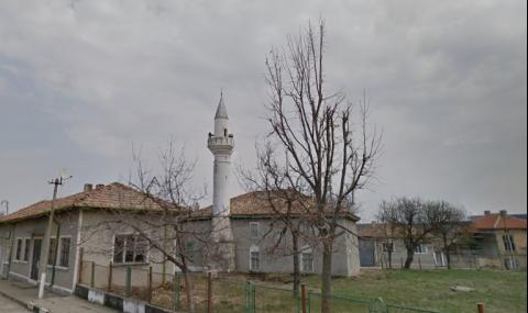 Срути се минарето на джамията в село Мокреш - 1