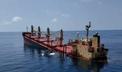 На дъното! Корабът "Рубимар", ударен от йеменските хуси, потъна в Червено море - 1