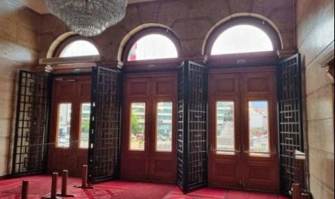 Сложиха железни решетки на вратите на парламента - 1