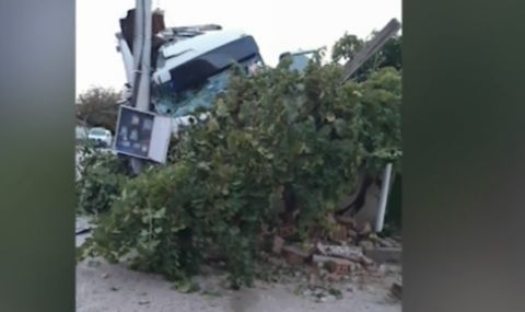 Камион се вряза в къща в Плевенско - 1